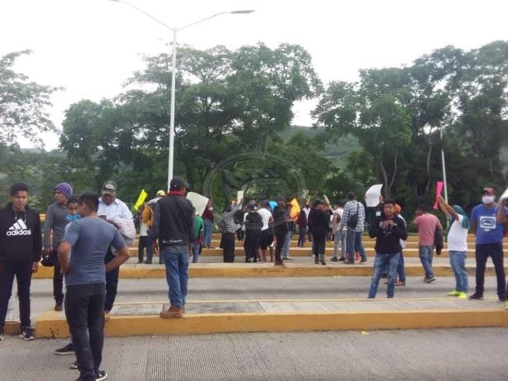 Desquician  autopista Orizaba-Veracruz en demanda  de liberación de cañero