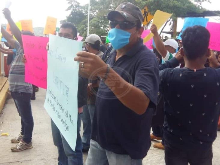 Desquician  autopista Orizaba-Veracruz en demanda  de liberación de cañero