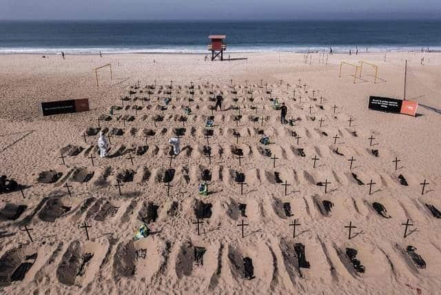 Cavan tumbas en playa de Río de Janeiro como protesta contra Bolsonaro