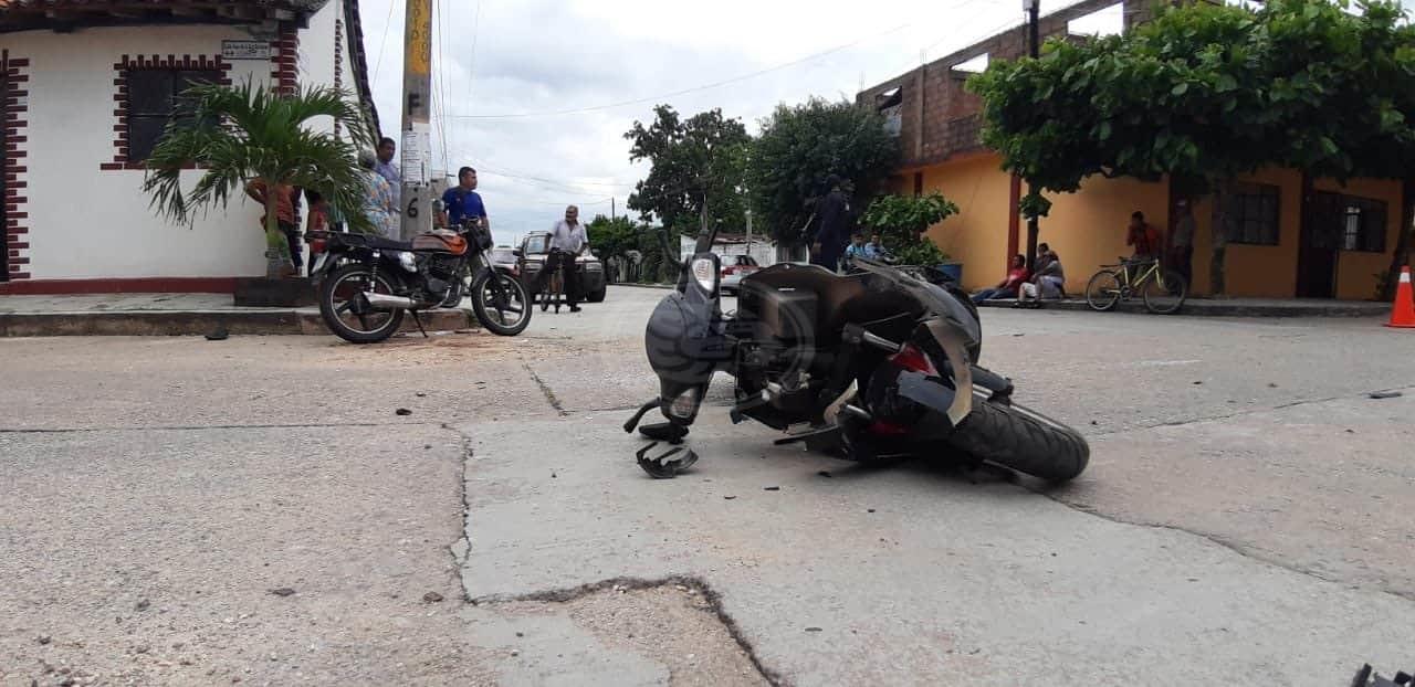 Choque de motocicletas en Oluta; dos lesionados