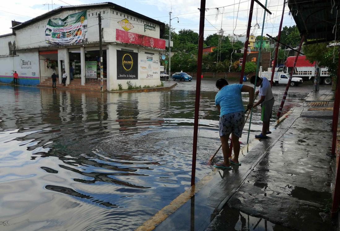 Combinación de huracán y frente frío trae lluvias a Veracruz