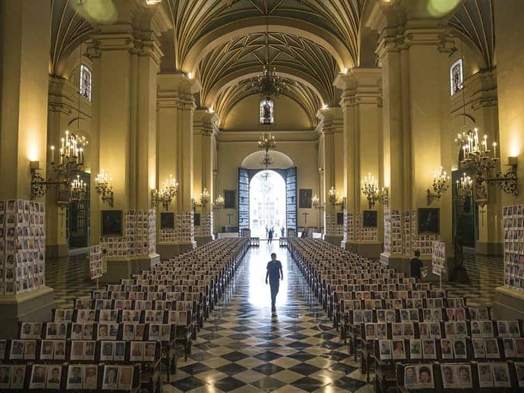 Con cinco mil muertos en iglesia critican sistema sanitario por Covid-19