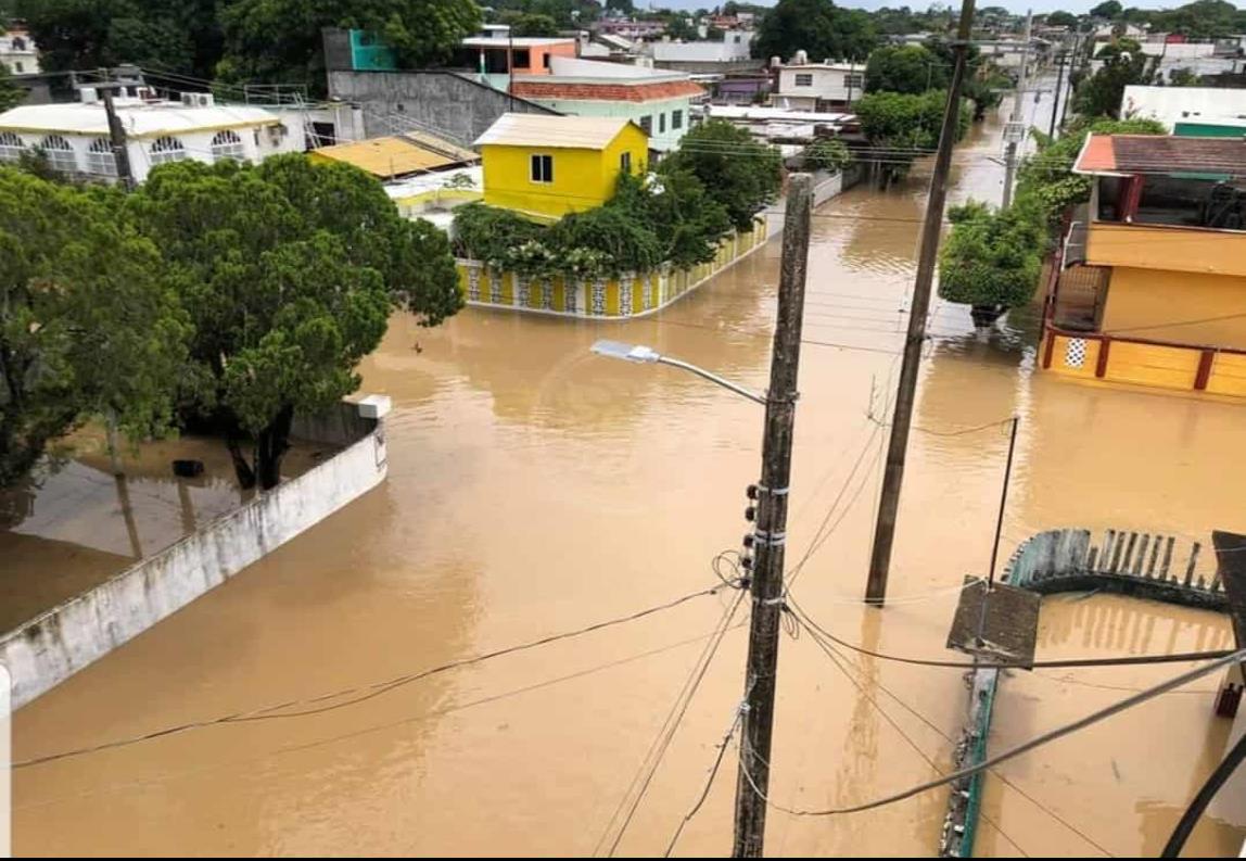 Sobrevivientes a desbordamiento del río Agua Dulce fueron albergados