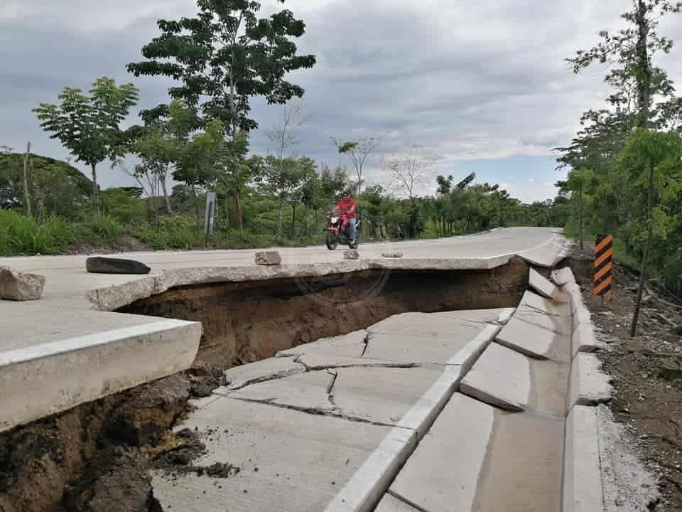 Se deslava tramo recién construido en carretera Las Choapas-Cerro de Nanchital