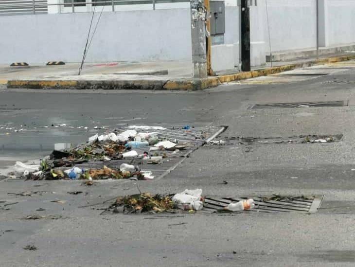 Calles infestadas de basura en Tuxpan provocan inundaciones