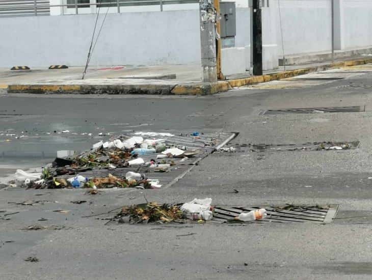 Calles infestadas de basura en Tuxpan provocan inundaciones