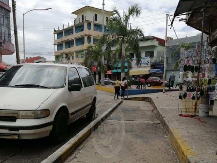 Desalojan a vendedores de zona en riesgo de colapso de Minatitlán