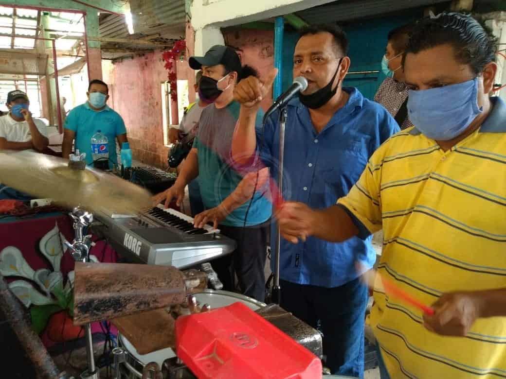 Músicos de Agua Dulce improvisan tocada para reunir recursos