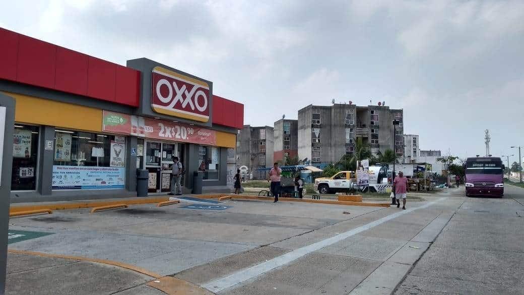 Hombres armados asaltan dos Oxxos en Coatzacoalcos