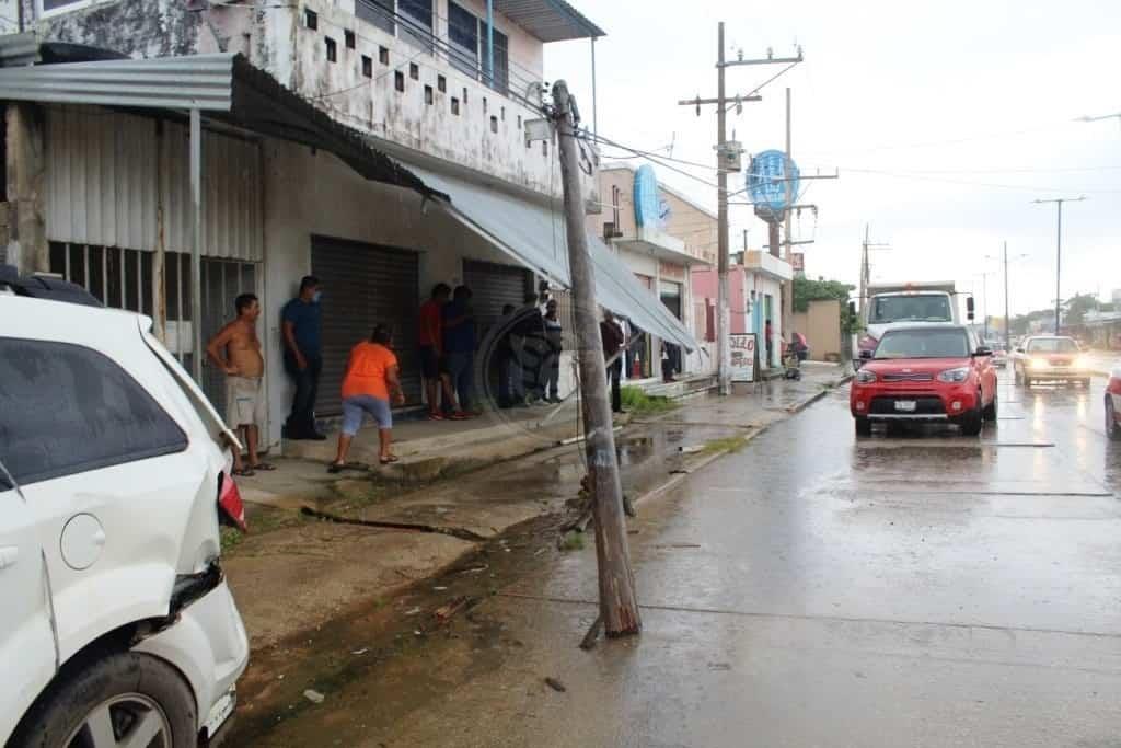 Camioneta derrumba poste y techo de vivienda en Coatzacoalcos