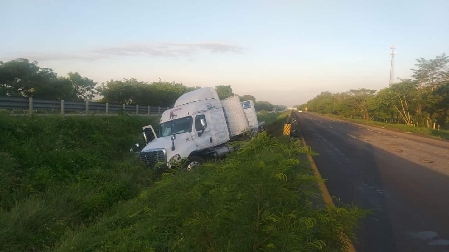 Por falla mecánica, vuelca tractocamión en tramo Acayucan-Minatitlán