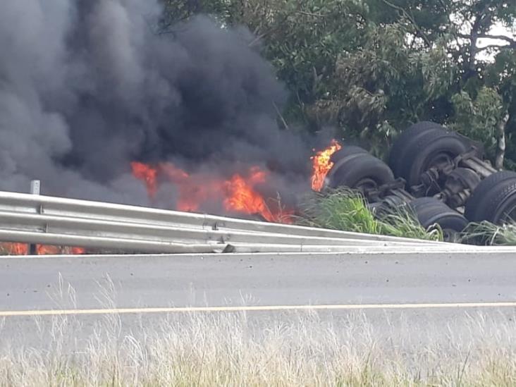 Vuelca camión cargado de cervezas en carretera federal 180