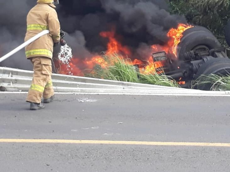 Vuelca camión cargado de cervezas en carretera federal 180