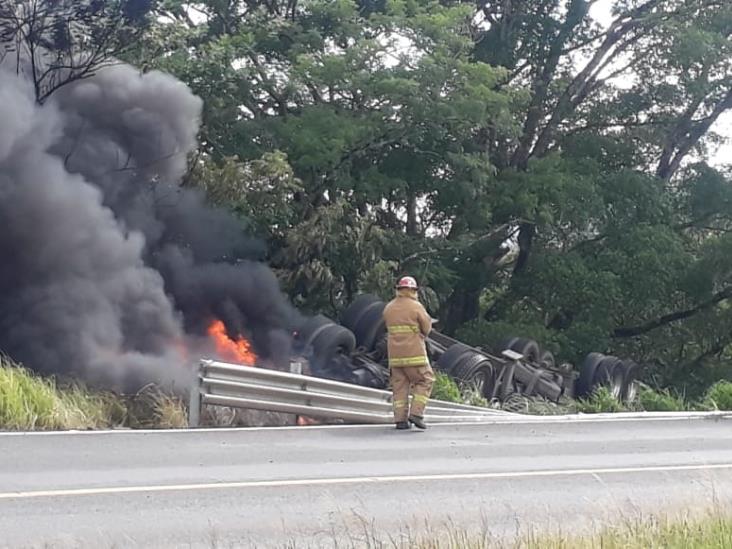 Vuelca camión cargado de cervezas en carretera federal 180