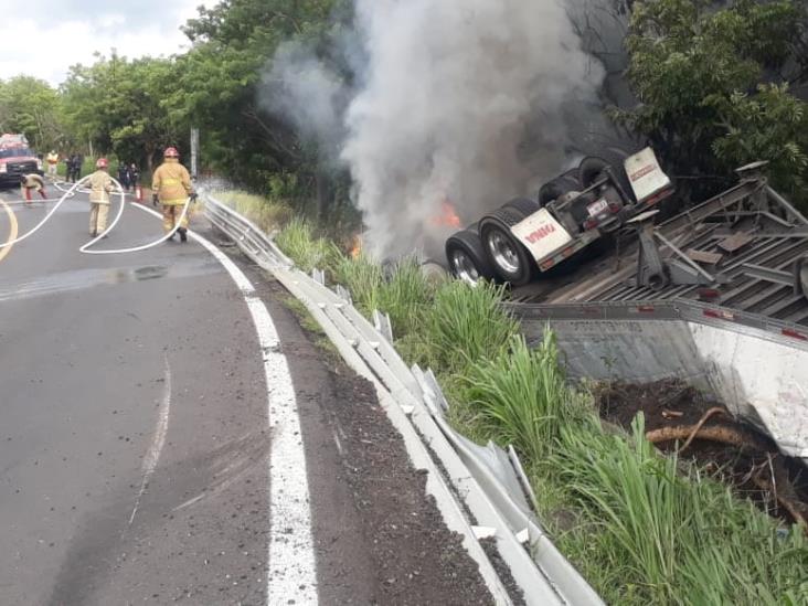 Vuelca camión cargado de cervezas en carretera federal 180