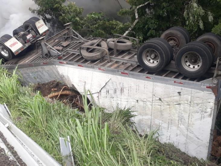 Vuelca camión cargado de cervezas en carretera federal 180