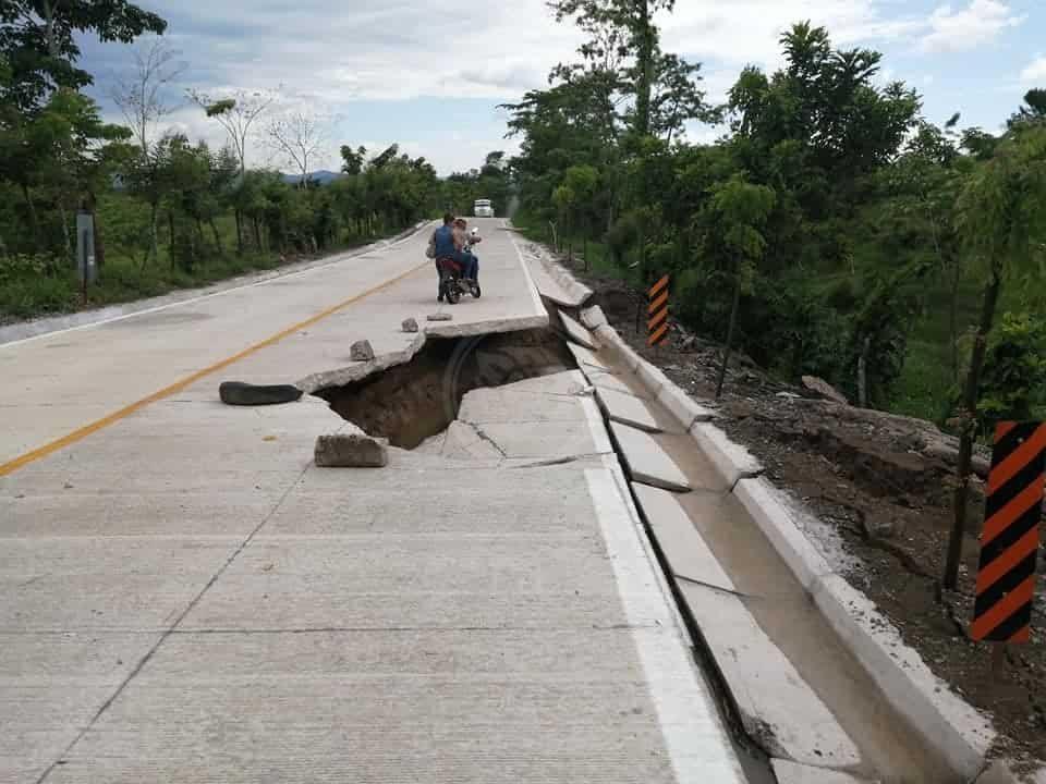 Fracturas en carretera podrían incomunicar al Cerro de Nanchital