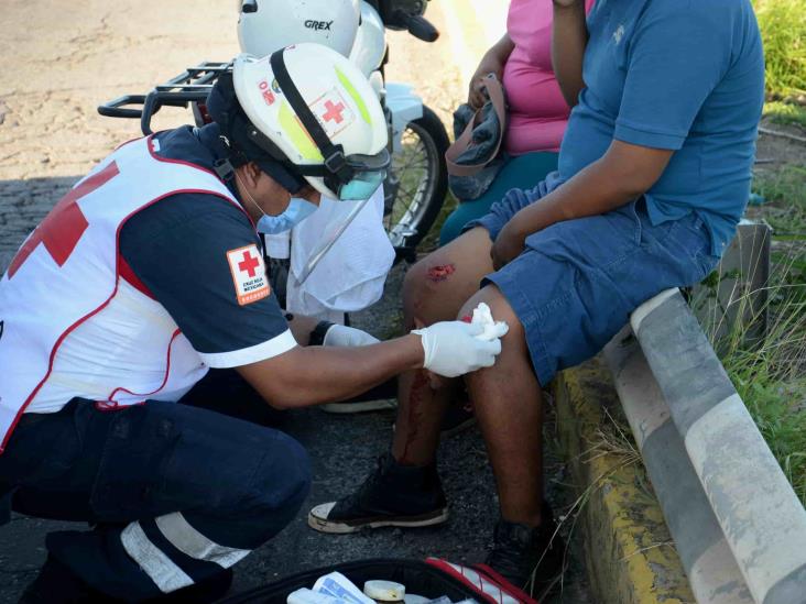 Derrapa pareja en moto sobre carretera federal Veracruz-Xalapa