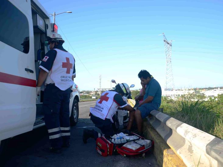 Derrapa pareja en moto sobre carretera federal Veracruz-Xalapa