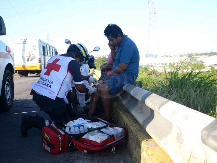 Derrapa pareja en moto sobre carretera federal Veracruz-Xalapa