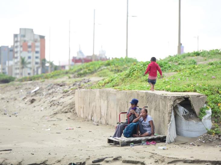 Familia recorre Coatzacoalcos en busca del pan de cada día