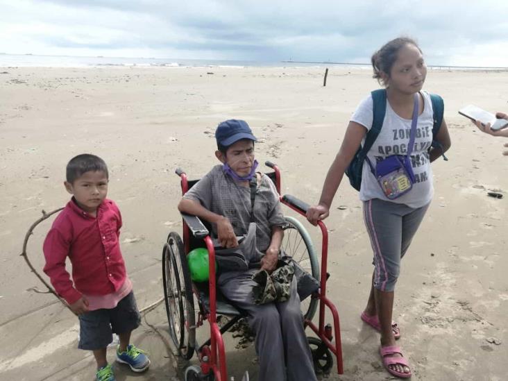 Familia recorre Coatzacoalcos en busca del pan de cada día