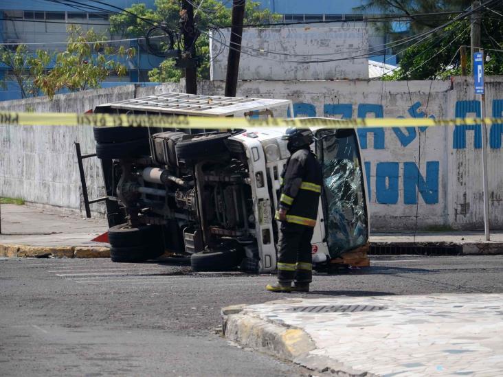 Vuelca camioneta repartidora de gas tras ser impactado por camión urbano