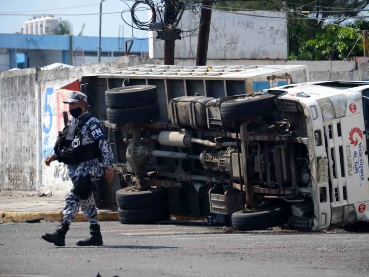 Vuelca camioneta repartidora de gas tras ser impactado por camión urbano