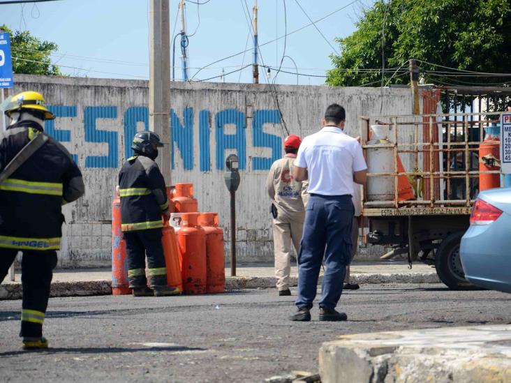 Vuelca camioneta repartidora de gas tras ser impactado por camión urbano