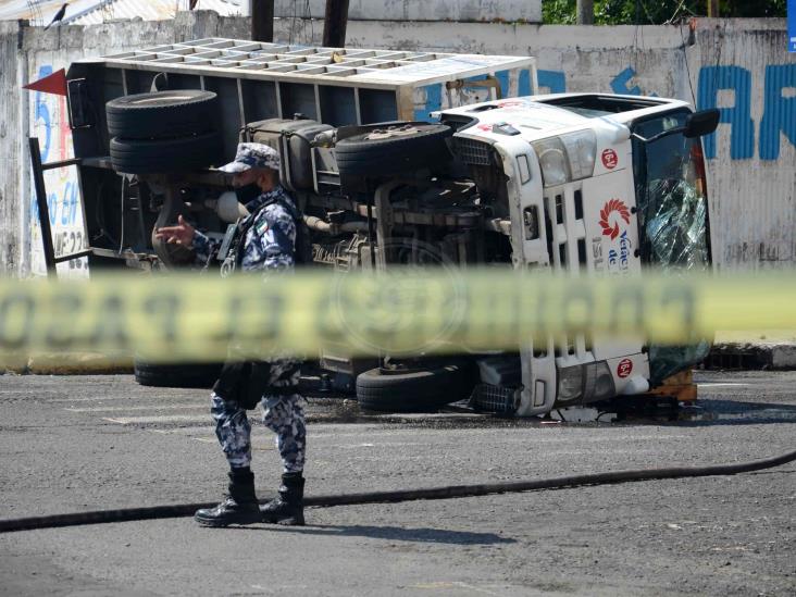 Vuelca camioneta repartidora de gas tras ser impactado por camión urbano