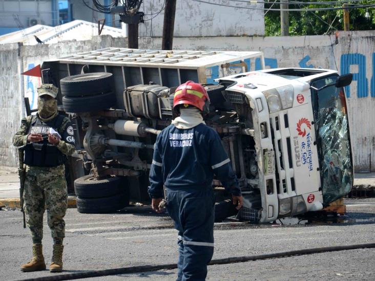 Vuelca camioneta repartidora de gas tras ser impactado por camión urbano