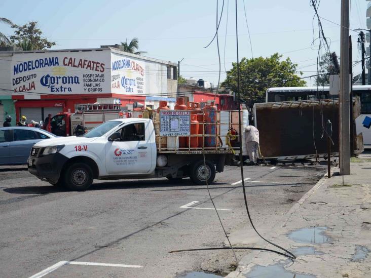 Vuelca camioneta repartidora de gas tras ser impactado por camión urbano