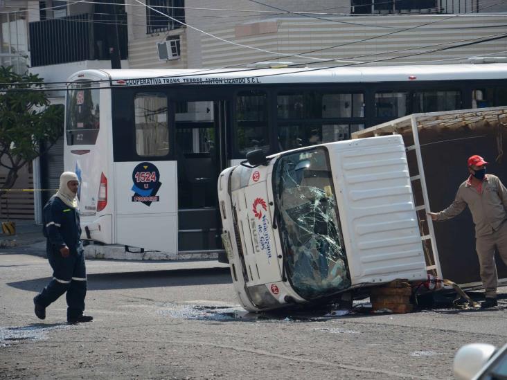 Vuelca camioneta repartidora de gas tras ser impactado por camión urbano