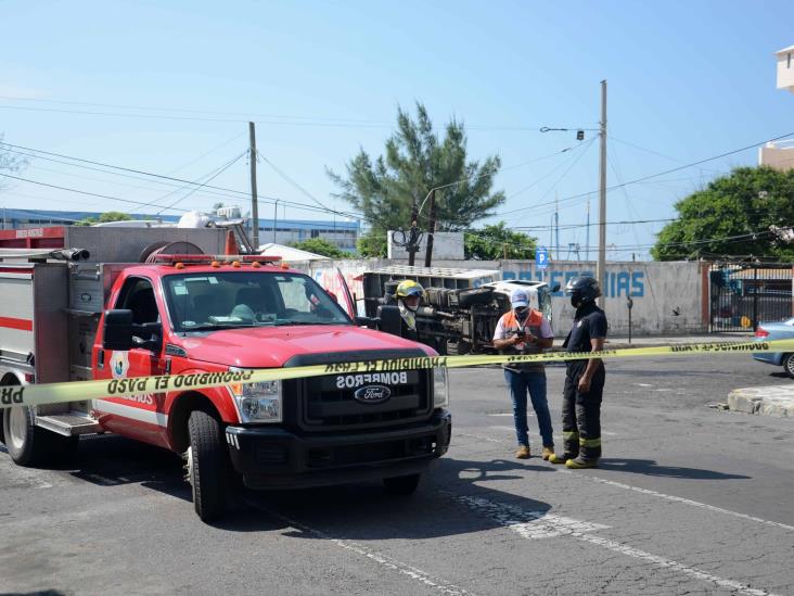 Vuelca camioneta repartidora de gas tras ser impactado por camión urbano