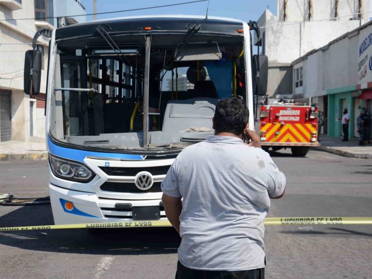 Vuelca camioneta repartidora de gas tras ser impactado por camión urbano