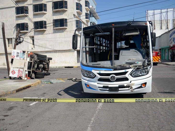 Vuelca camioneta repartidora de gas tras ser impactado por camión urbano