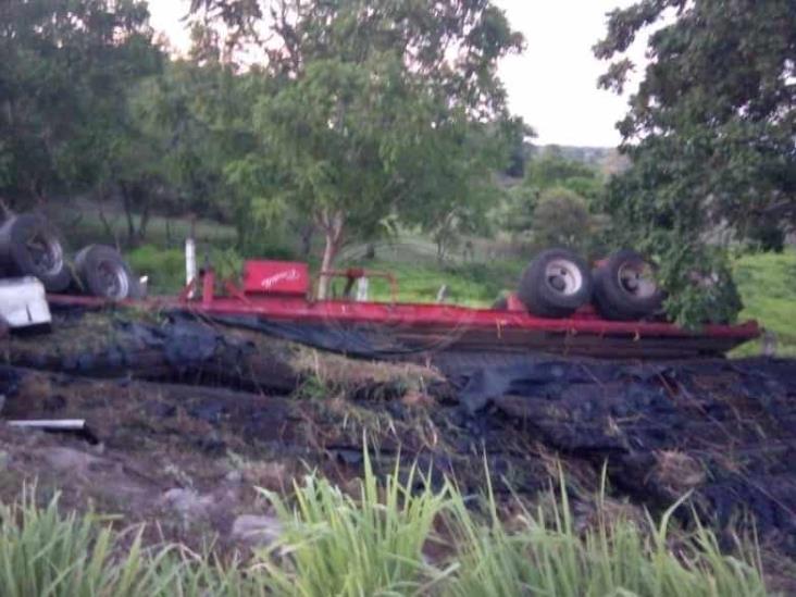 Tráiler con varilla y malla vuelca en el municipio de Cuitláhuac