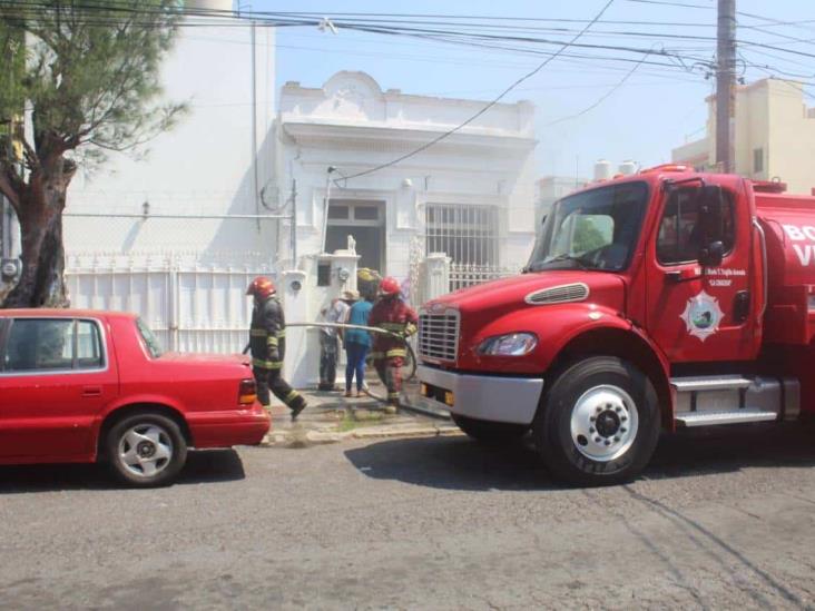 Quema de basura dentro de domicilio alerta a autoridades en calles de Veracruz