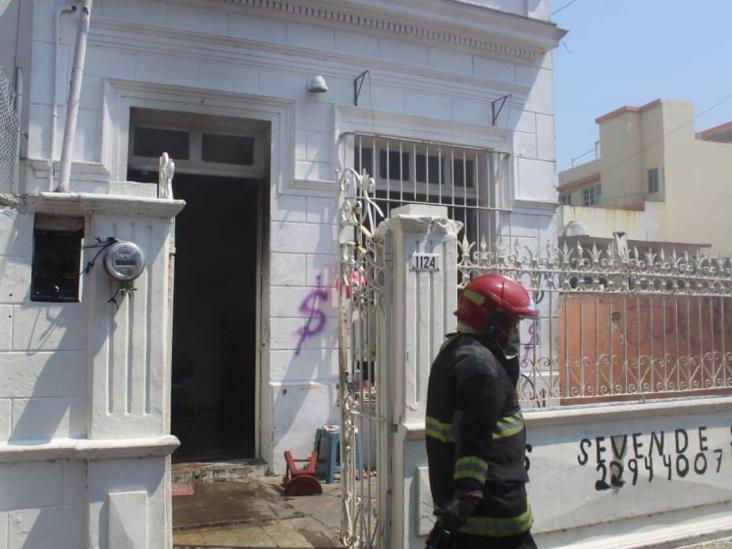 Quema de basura dentro de domicilio alerta a autoridades en calles de Veracruz