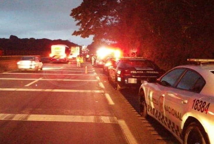 Cae doble remolque desde el puente de Metlac; fallece operador