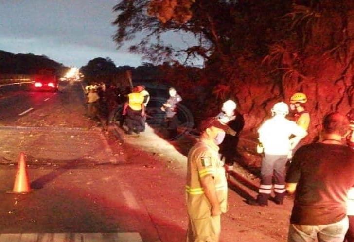 Cae doble remolque desde el puente de Metlac; fallece operador