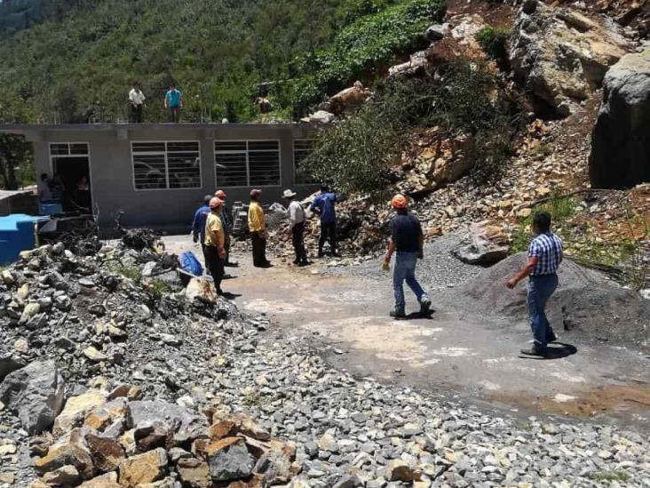 Deslizamiento en ladera de Necoxtla deja afectaciones a Telesecundaria