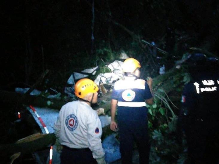 Cae doble remolque desde el puente de Metlac; fallece operador