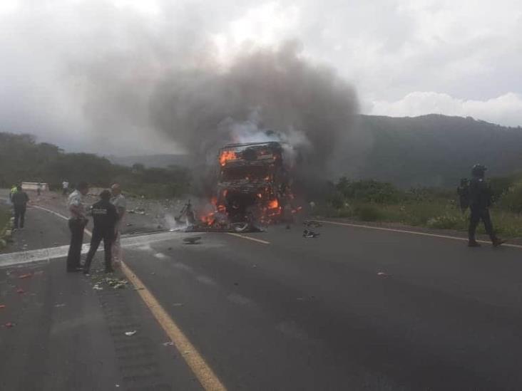 Se incendia tráiler en Nogales y deja daños materiales