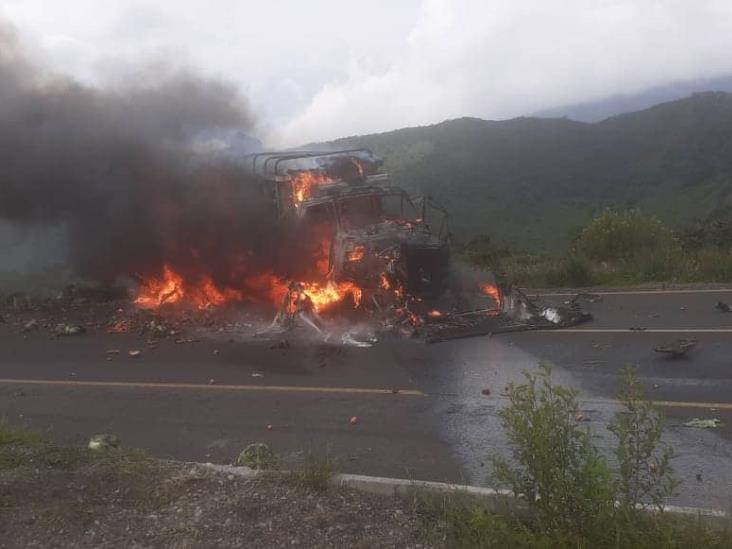 Se incendia tráiler en Nogales y deja daños materiales