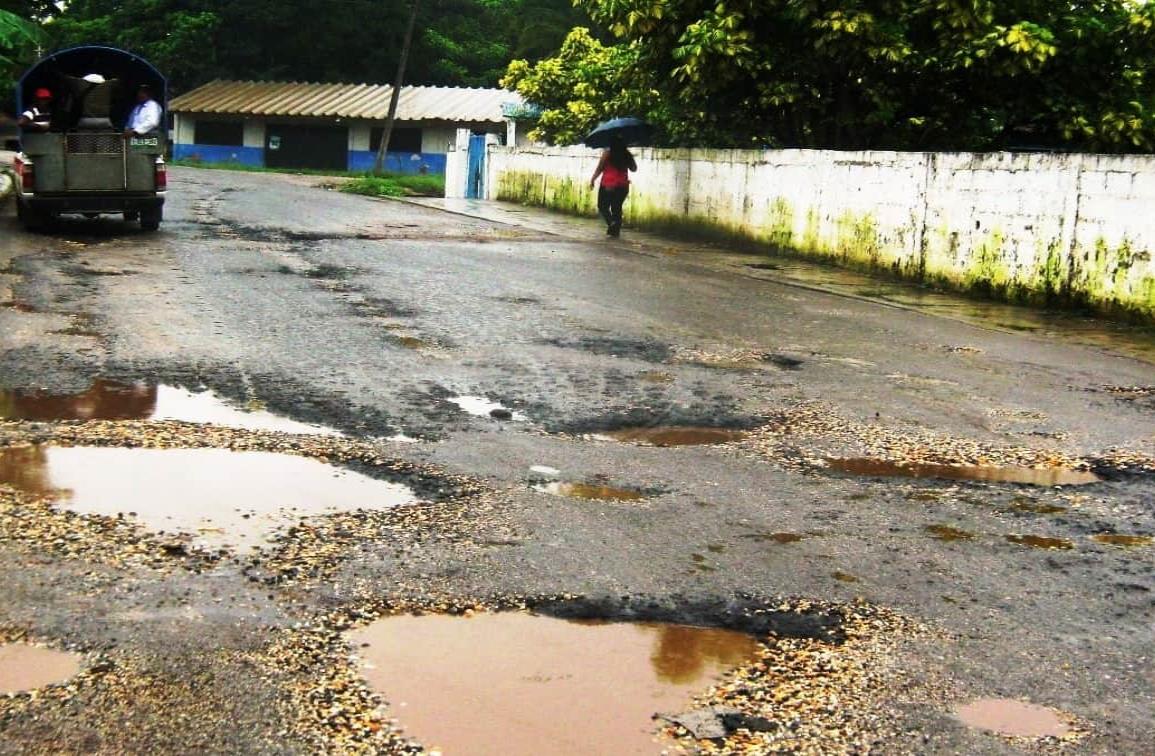 Falta mantenimiento a la carretera Soteapan-Acayucan