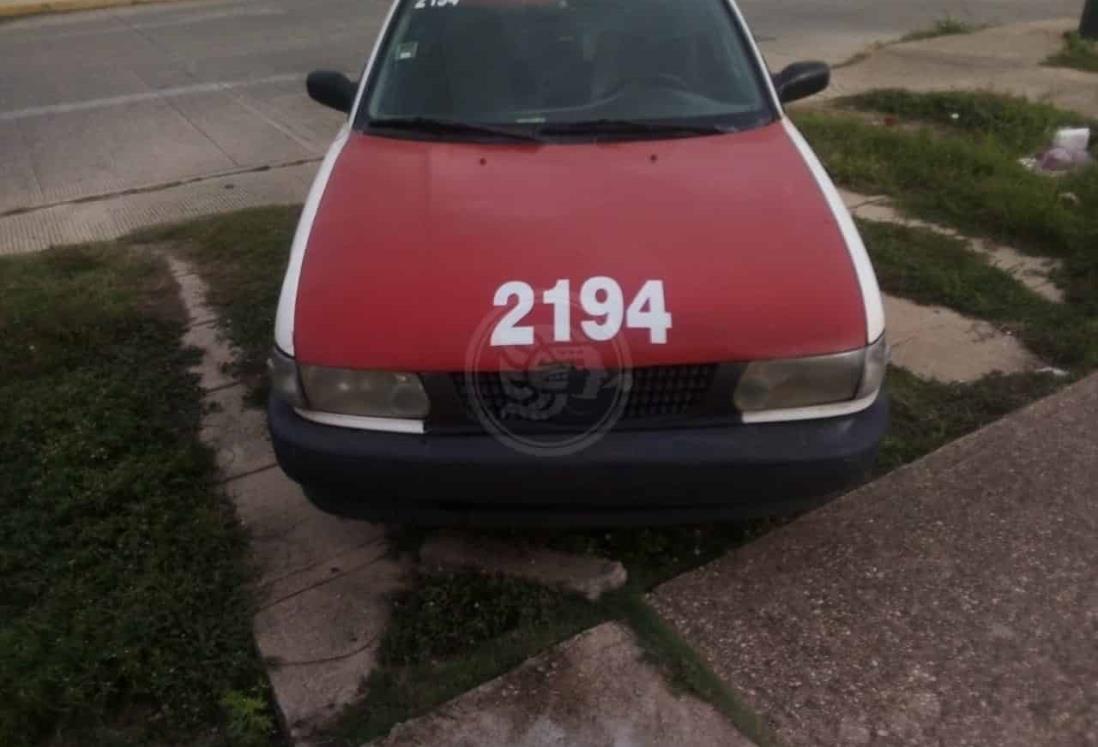 Abandonan taxi dañado en el fraccionamiento Puerto Esmeralda