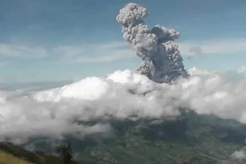 Volcán Merapi entra en erupción en Indonesia