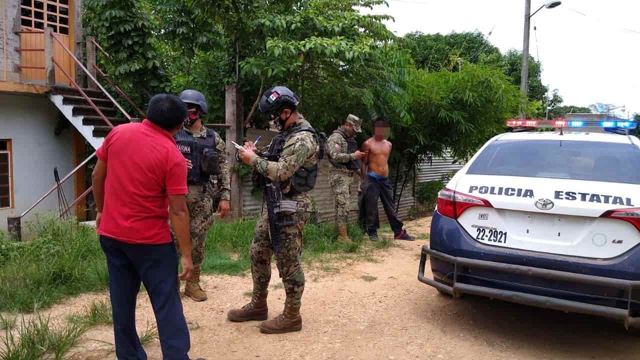 Vecinos atrapan y someten a ladrón en colonia de Acayucan