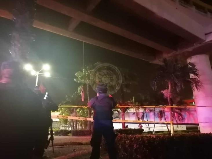 Cuerpo de hombre aparece colgado en distribuidor vial de Coatzacoalcos